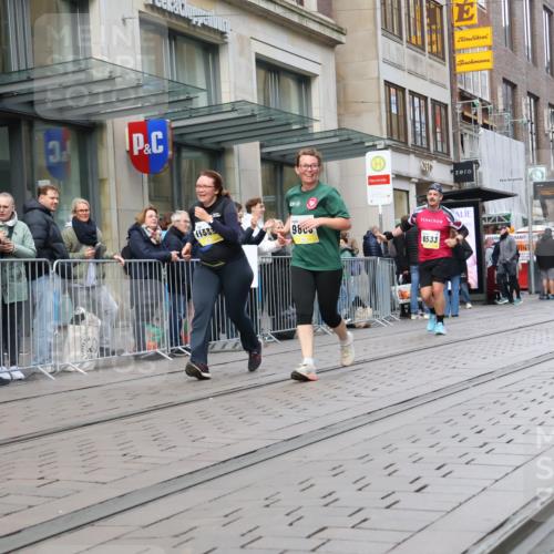 05.10.2025 - 20. swb-Marathon Bremen Strokosch-Dieckow http://msf.ph/oto/9272241 05.10.2025 11:09:53 Ziel 7799, 8533, 9288, 9470, 9476, 9554, 9561, 9734, 9806, 10082, 10189, 10280, 10383, 10563, 10596, 10659, 10969, 11204, 11261, 11333, 11388, 11401, 11536, 11634, 7799, 8533, 9288, 9470, 9476, 9554, 9561, 9734, 9806, 10082, 10189, 10280, 10383, 10563, 10596, 10659, 10969, 11204, 11261, 11333, 11388, 11401 meine-sportfotos.de