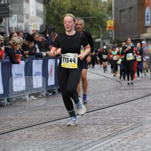 05.10.2025 - 20. swb-Marathon Bremen Strokosch-Dieckow http://msf.ph/oto/9272252 05.10.2025 11:10:51 Ziel 9984, 10399, 10861, 11161, 11318, 11544 meine-sportfotos.de