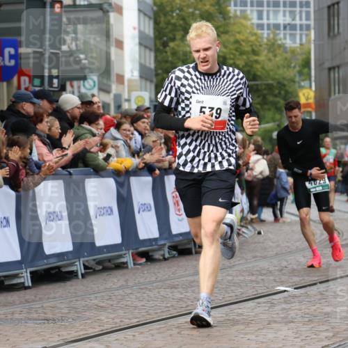 05.10.2025 - 20. swb-Marathon Bremen Strokosch-Dieckow http://msf.ph/oto/9272266 05.10.2025 13:02:50 Ziel 288, 539, 2585, 3381, 4274 meine-sportfotos.de