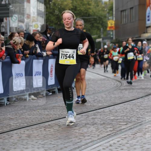 05.10.2025 - 20. swb-Marathon Bremen Strokosch-Dieckow http://msf.ph/oto/9272278 05.10.2025 11:10:51 Ziel 9984, 10399, 10861, 11161, 11318, 11544 meine-sportfotos.de