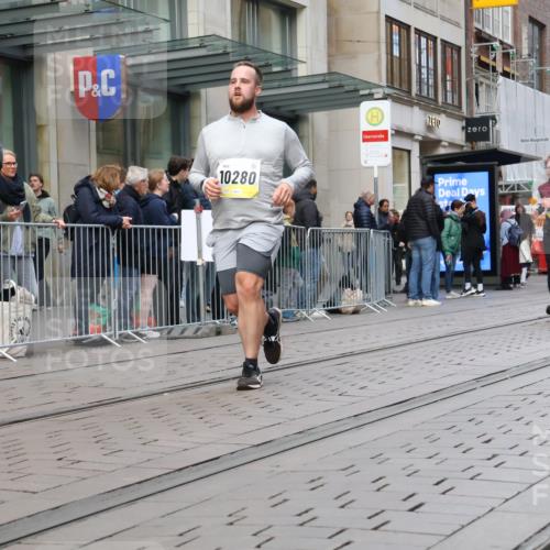 05.10.2025 - 20. swb-Marathon Bremen Strokosch-Dieckow http://msf.ph/oto/9272307 05.10.2025 11:09:59 Ziel 7799, 8225, 8533, 9470, 9476, 9734, 9806, 9895, 10082, 10189, 10280, 10288, 10440, 10441, 10552, 10563, 10596, 10980, 11204, 11261, 11333, 11388, 11536, 7799, 8225, 8533, 9470, 9476, 9734, 9806, 9895, 10082, 10189, 10280, 10288, 10440, 10441, 10552, 10563, 10596, 10980, 11204, 11261, 11333, 11388 meine-sportfotos.de