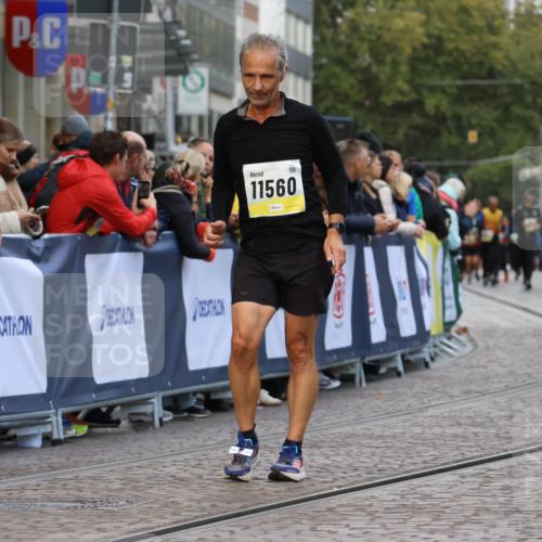 05.10.2025 - 20. swb-Marathon Bremen Strokosch-Dieckow http://msf.ph/oto/9272308 05.10.2025 11:10:54 Ziel 9984, 10399, 11318, 11544, 11560 meine-sportfotos.de