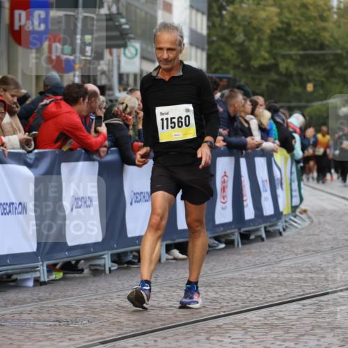05.10.2025 - 20. swb-Marathon Bremen Strokosch-Dieckow http://msf.ph/oto/9272333 05.10.2025 11:10:54 Ziel 9984, 10399, 11318, 11544, 11560 meine-sportfotos.de