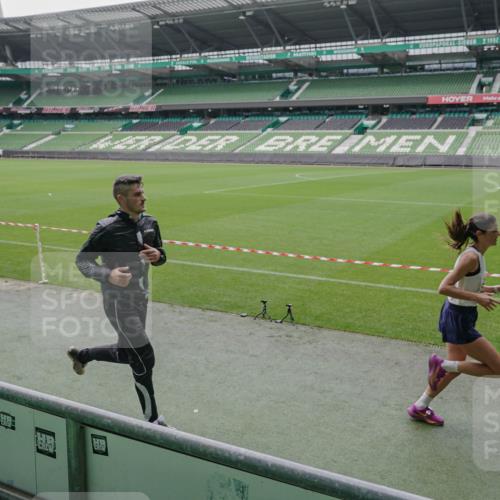 05.10.2025 - 20. swb-Marathon Bremen Michael Burmester http://msf.ph/oto/9272386 05.10.2025 12:46:29 Laufen im Stadion 256, 281, 609, 649, 852, 891, 943, 1091, 1246, 1307, 1521, 2163, 2228, 2276, 2545, 2585, 3054, 3084, 3381, 4274, 4617, 4758, 4848, 6849, 7526, 7583, 7675, 349, 649, 852, 1307, 3807, 4786, 5132, 5588, 7028, 7440 meine-sportfotos.de