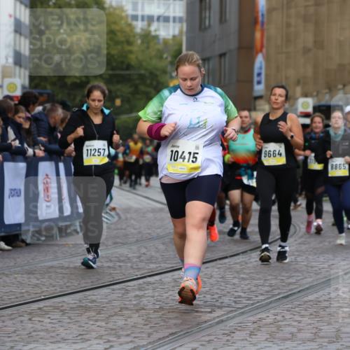 05.10.2025 - 20. swb-Marathon Bremen Strokosch-Dieckow http://msf.ph/oto/9272411 05.10.2025 11:10:59 Ziel 9664, 10415, 11395, 11560 meine-sportfotos.de