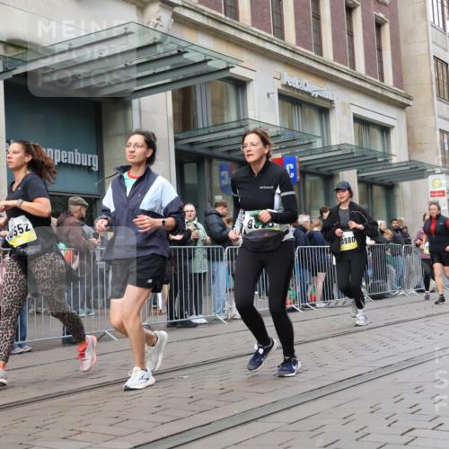 05.10.2025 - 20. swb-Marathon Bremen Strokosch-Dieckow http://msf.ph/oto/9272426 05.10.2025 11:10:09 Ziel 8225, 8533, 9446, 9734, 9895, 10146, 10189, 10280, 10288, 10440, 10441, 10442, 10552, 10665, 10980, 11240, 11333, 11342, 11388, 8225, 8533, 9446, 9734, 9895, 10146, 10189, 10280, 10288, 10440, 10441, 10442, 10552, 10665, 10980, 11240, 11333, 11342, 11388 meine-sportfotos.de