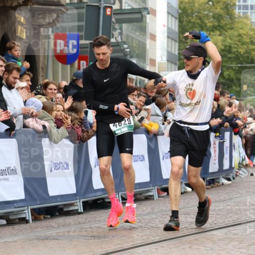 05.10.2025 - 20. swb-Marathon Bremen Strokosch-Dieckow http://msf.ph/oto/9272429 05.10.2025 13:02:55 Ziel 288, 2585, 3197, 3381 meine-sportfotos.de
