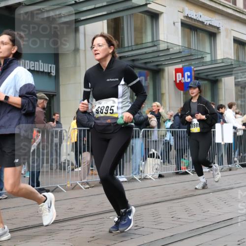 05.10.2025 - 20. swb-Marathon Bremen Strokosch-Dieckow http://msf.ph/oto/9272439 05.10.2025 11:10:09 Ziel 8225, 8533, 9446, 9734, 9895, 10146, 10189, 10280, 10288, 10440, 10441, 10442, 10552, 10665, 10980, 11240, 11333, 11342, 11388, 8225, 8533, 9446, 9734, 9895, 10146, 10189, 10280, 10288, 10440, 10441, 10442, 10552, 10665, 10980, 11240, 11333, 11342, 11388 meine-sportfotos.de