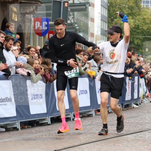 05.10.2025 - 20. swb-Marathon Bremen Strokosch-Dieckow http://msf.ph/oto/9272457 05.10.2025 13:02:55 Ziel 288, 2585, 3197, 3381 meine-sportfotos.de