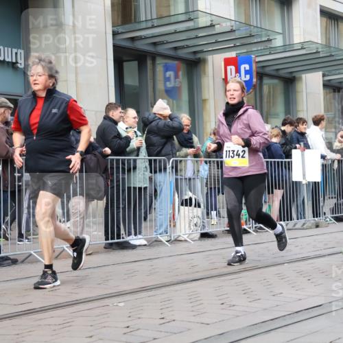 05.10.2025 - 20. swb-Marathon Bremen Strokosch-Dieckow http://msf.ph/oto/9272477 05.10.2025 11:10:12 Ziel 8225, 8533, 9446, 9572, 9734, 9804, 9895, 10146, 10280, 10288, 10440, 10441, 10442, 10552, 10665, 10962, 10980, 11157, 11240, 11342, 11388, 8225, 8533, 9446, 9572, 9734, 9804, 9895, 10146, 10280, 10288, 10440, 10441, 10442, 10552, 10665, 10962, 10980, 11157, 11240, 11342, 11388 meine-sportfotos.de