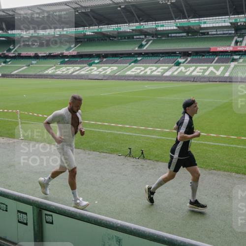 05.10.2025 - 20. swb-Marathon Bremen Michael Burmester http://msf.ph/oto/9272480 05.10.2025 12:46:44 Laufen im Stadion 223, 256, 281, 502, 545, 609, 818, 862, 891, 1246, 1521, 2163, 2228, 2276, 2585, 3054, 3084, 3381, 4274, 4617, 4758, 4848, 6295, 6849, 7583, 7675, 349, 649, 852, 943, 1091, 1307, 2545, 3807, 7028, 7526 meine-sportfotos.de