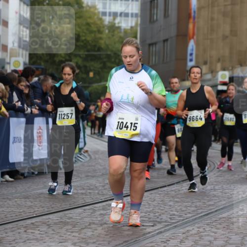 05.10.2025 - 20. swb-Marathon Bremen Strokosch-Dieckow http://msf.ph/oto/9272497 05.10.2025 11:11:00 Ziel 9664, 9948, 10415, 11257, 11395, 11560 meine-sportfotos.de