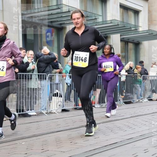 05.10.2025 - 20. swb-Marathon Bremen Strokosch-Dieckow http://msf.ph/oto/9272514 05.10.2025 11:10:13 Ziel 8225, 9446, 9572, 9804, 9895, 10146, 10280, 10288, 10440, 10441, 10442, 10552, 10665, 10962, 10980, 11157, 11240, 11342, 11388, 8225, 9446, 9572, 9804, 9895, 10146, 10280, 10288, 10440, 10441, 10442, 10552, 10665, 10962, 10980, 11157, 11240, 11342, 11388 meine-sportfotos.de