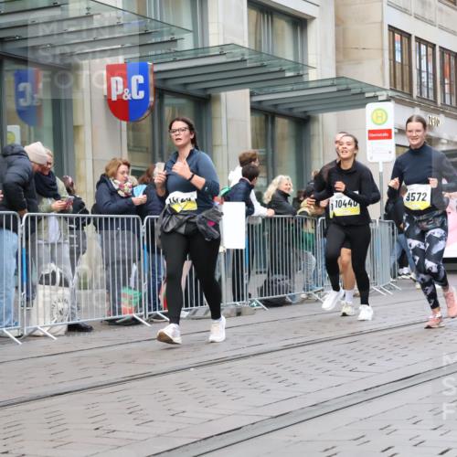 05.10.2025 - 20. swb-Marathon Bremen Strokosch-Dieckow http://msf.ph/oto/9272559 05.10.2025 11:10:18 Ziel 8225, 9446, 9572, 9804, 9895, 9984, 10146, 10288, 10399, 10440, 10441, 10442, 10552, 10665, 10861, 10962, 10980, 11157, 11161, 11240, 11342, 8225, 9446, 9572, 9804, 9895, 9984, 10146, 10288, 10399, 10440, 10441, 10442, 10552, 10665, 10861, 10962, 10980, 11157, 11161, 11240, 11342 meine-sportfotos.de