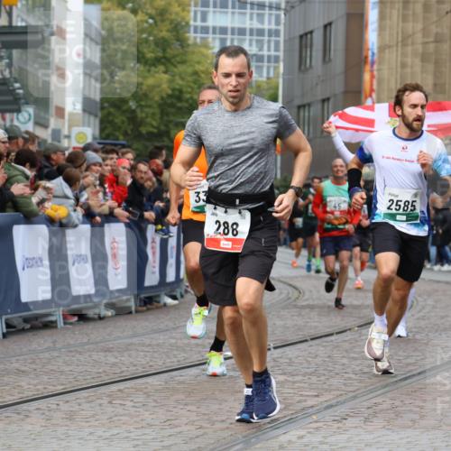 05.10.2025 - 20. swb-Marathon Bremen Strokosch-Dieckow http://msf.ph/oto/9272563 05.10.2025 13:02:57 Ziel 45, 288, 2585, 3197, 3381 meine-sportfotos.de