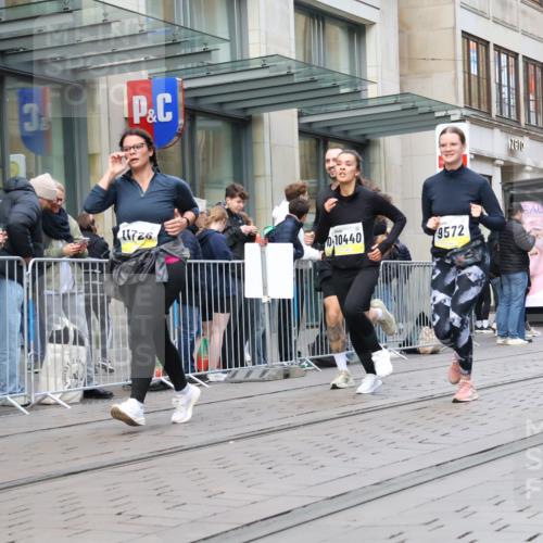 05.10.2025 - 20. swb-Marathon Bremen Strokosch-Dieckow http://msf.ph/oto/9272570 05.10.2025 11:10:19 Ziel 8225, 9446, 9572, 9804, 9895, 9984, 10146, 10288, 10399, 10440, 10441, 10442, 10552, 10665, 10861, 10962, 10980, 11157, 11161, 11240, 11342, 8225, 9446, 9572, 9804, 9895, 9984, 10146, 10288, 10399, 10440, 10441, 10442, 10552, 10665, 10861, 10962, 10980, 11157, 11161, 11240, 11342 meine-sportfotos.de