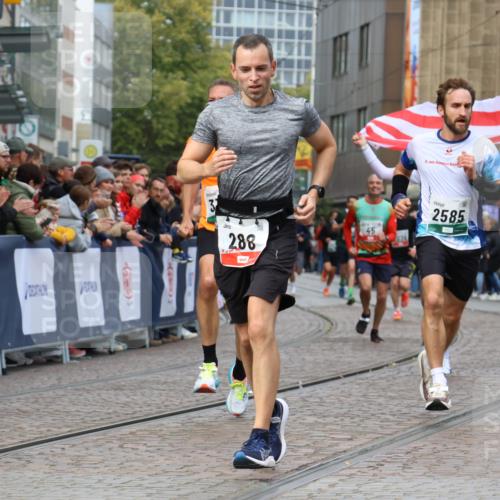05.10.2025 - 20. swb-Marathon Bremen Strokosch-Dieckow http://msf.ph/oto/9272577 05.10.2025 13:02:57 Ziel 45, 288, 2585, 3197, 3381 meine-sportfotos.de