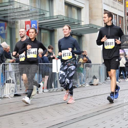 05.10.2025 - 20. swb-Marathon Bremen Strokosch-Dieckow http://msf.ph/oto/9272578 05.10.2025 11:10:19 Ziel 8225, 9446, 9572, 9804, 9895, 9984, 10146, 10288, 10399, 10440, 10441, 10442, 10552, 10665, 10861, 10962, 10980, 11157, 11161, 11240, 11342, 8225, 9446, 9572, 9804, 9895, 9984, 10146, 10288, 10399, 10440, 10441, 10442, 10552, 10665, 10861, 10962, 10980, 11157, 11161, 11240, 11342 meine-sportfotos.de