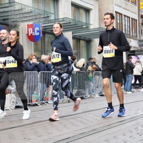 05.10.2025 - 20. swb-Marathon Bremen Strokosch-Dieckow http://msf.ph/oto/9272593 05.10.2025 11:10:20 Ziel 9446, 9572, 9804, 9984, 10146, 10399, 10440, 10441, 10442, 10665, 10861, 10962, 10980, 11157, 11161, 11240, 11318, 11342, 11544, 9446, 9572, 9804, 9984, 10146, 10399, 10440, 10441, 10442, 10665, 10861, 10962, 10980, 11157, 11161, 11240, 11318, 11342, 11544 meine-sportfotos.de