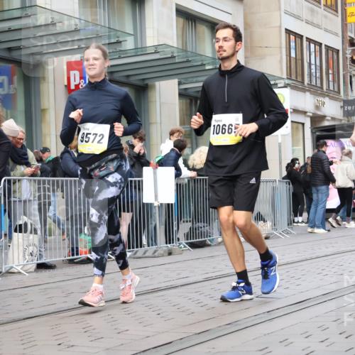 05.10.2025 - 20. swb-Marathon Bremen Strokosch-Dieckow http://msf.ph/oto/9272602 05.10.2025 11:10:20 Ziel 9446, 9572, 9804, 9984, 10146, 10399, 10440, 10441, 10442, 10665, 10861, 10962, 10980, 11157, 11161, 11240, 11318, 11342, 11544, 9446, 9572, 9804, 9984, 10146, 10399, 10440, 10441, 10442, 10665, 10861, 10962, 10980, 11157, 11161, 11240, 11318, 11342, 11544 meine-sportfotos.de