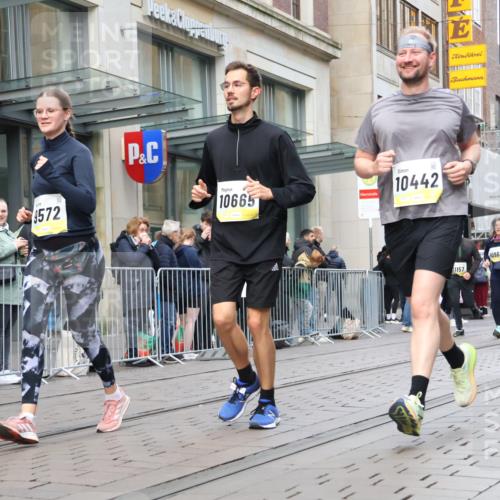 05.10.2025 - 20. swb-Marathon Bremen Strokosch-Dieckow http://msf.ph/oto/9272615 05.10.2025 11:10:20 Ziel 9446, 9572, 9804, 9984, 10146, 10399, 10440, 10441, 10442, 10665, 10861, 10962, 10980, 11157, 11161, 11240, 11318, 11342, 11544, 9446, 9572, 9804, 9984, 10146, 10399, 10440, 10441, 10442, 10665, 10861, 10962, 10980, 11157, 11161, 11240, 11318, 11342, 11544 meine-sportfotos.de