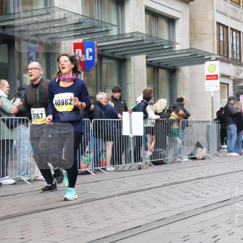 05.10.2025 - 20. swb-Marathon Bremen Strokosch-Dieckow http://msf.ph/oto/9272673 05.10.2025 11:10:24 Ziel 9446, 9572, 9804, 9984, 10146, 10399, 10440, 10441, 10442, 10665, 10861, 10962, 10980, 11157, 11161, 11240, 11318, 11342, 11544, 9446, 9572, 9804, 9984, 10146, 10399, 10440, 10441, 10442, 10665, 10861, 10962, 10980, 11157, 11161, 11240, 11318, 11342, 11544 meine-sportfotos.de