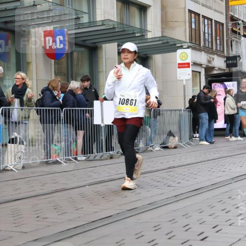 05.10.2025 - 20. swb-Marathon Bremen Strokosch-Dieckow http://msf.ph/oto/9272681 05.10.2025 11:10:26 Ziel 9446, 9572, 9804, 9984, 10146, 10399, 10665, 10861, 10962, 11157, 11161, 11240, 11318, 11342, 11544, 9446, 9572, 9804, 9984, 10146, 10399, 10665, 10861, 10962, 11157, 11161, 11240, 11318, 11342, 11544 meine-sportfotos.de