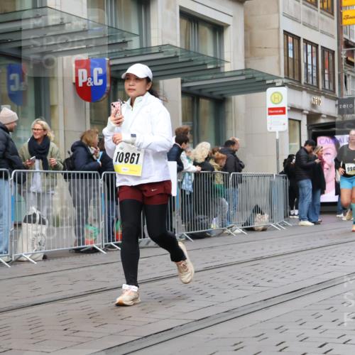05.10.2025 - 20. swb-Marathon Bremen Strokosch-Dieckow http://msf.ph/oto/9272693 05.10.2025 11:10:27 Ziel 9446, 9572, 9804, 9984, 10146, 10399, 10665, 10861, 10962, 11157, 11161, 11240, 11318, 11342, 11544, 9446, 9572, 9804, 9984, 10146, 10399, 10665, 10861, 10962, 11157, 11161, 11240, 11318, 11342, 11544 meine-sportfotos.de