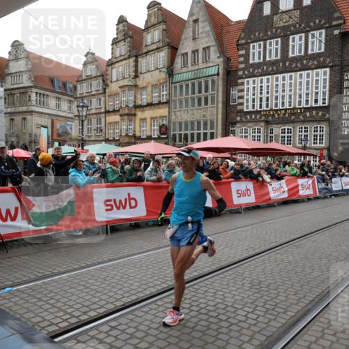 05.10.2025 - 20. swb-Marathon Bremen Yannick Fuchs http://msf.ph/oto/9272709 05.10.2025 12:19:17 Ziel 2049 meine-sportfotos.de