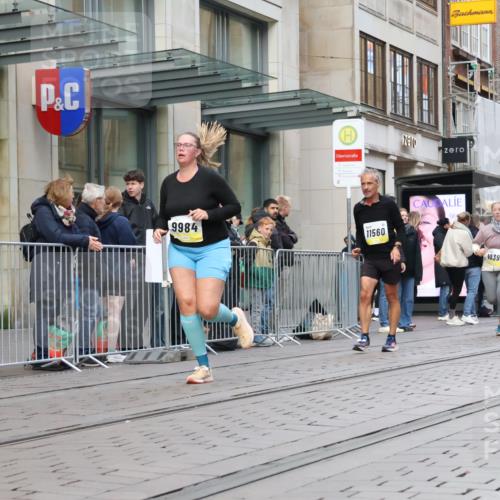 05.10.2025 - 20. swb-Marathon Bremen Strokosch-Dieckow http://msf.ph/oto/9272716 05.10.2025 11:10:29 Ziel 9446, 9572, 9804, 9984, 10399, 10665, 10861, 10962, 11157, 11161, 11240, 11318, 11544, 11560, 9446, 9572, 9804, 9984, 10399, 10665, 10861, 10962, 11157, 11161, 11240, 11318, 11544, 11560 meine-sportfotos.de