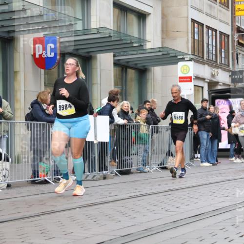 05.10.2025 - 20. swb-Marathon Bremen Strokosch-Dieckow http://msf.ph/oto/9272729 05.10.2025 11:10:30 Ziel 9446, 9572, 9804, 9984, 10399, 10415, 10665, 10861, 10962, 11157, 11161, 11240, 11318, 11544, 11560, 9446, 9572, 9804, 9984, 10399, 10415, 10665, 10861, 10962, 11157, 11161, 11240, 11318, 11544, 11560 meine-sportfotos.de