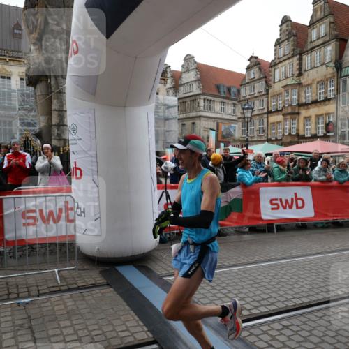 05.10.2025 - 20. swb-Marathon Bremen Yannick Fuchs http://msf.ph/oto/9272746 05.10.2025 12:19:17 Ziel 2049 meine-sportfotos.de