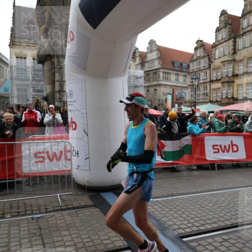 05.10.2025 - 20. swb-Marathon Bremen Yannick Fuchs http://msf.ph/oto/9272755 05.10.2025 12:19:17 Ziel 2049 meine-sportfotos.de