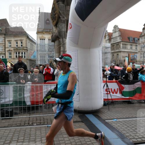 05.10.2025 - 20. swb-Marathon Bremen Yannick Fuchs http://msf.ph/oto/9272759 05.10.2025 12:19:17 Ziel 2049 meine-sportfotos.de