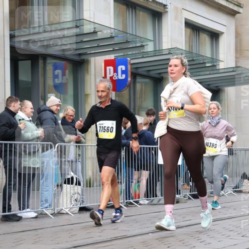 05.10.2025 - 20. swb-Marathon Bremen Strokosch-Dieckow http://msf.ph/oto/9272761 05.10.2025 11:10:32 Ziel 9446, 9572, 9804, 9984, 10399, 10415, 10665, 10861, 10962, 11157, 11161, 11318, 11395, 11544, 11560, 9446, 9572, 9804, 9984, 10399, 10415, 10665, 10861, 10962, 11157, 11161, 11318, 11395, 11544, 11560 meine-sportfotos.de