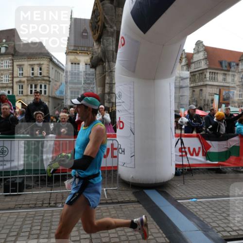 05.10.2025 - 20. swb-Marathon Bremen Yannick Fuchs http://msf.ph/oto/9272769 05.10.2025 12:19:17 Ziel 2049 meine-sportfotos.de