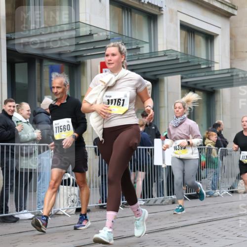 05.10.2025 - 20. swb-Marathon Bremen Strokosch-Dieckow http://msf.ph/oto/9272772 05.10.2025 11:10:33 Ziel 9572, 9804, 9984, 10399, 10415, 10665, 10861, 10962, 11157, 11161, 11318, 11395, 11544, 11560, 9572, 9804, 9984, 10399, 10415, 10665, 10861, 10962, 11157, 11161, 11318, 11395, 11544, 11560 meine-sportfotos.de