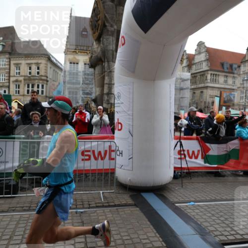 05.10.2025 - 20. swb-Marathon Bremen Yannick Fuchs http://msf.ph/oto/9272777 05.10.2025 12:19:18 Ziel 2049 meine-sportfotos.de
