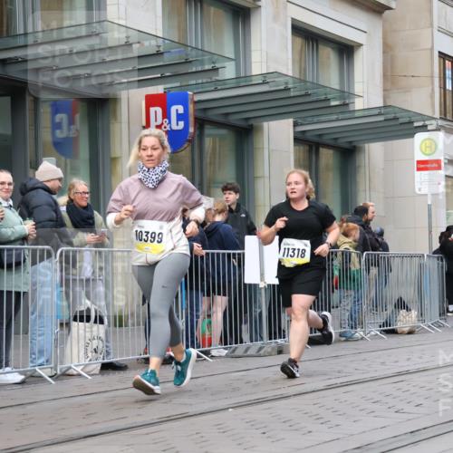 05.10.2025 - 20. swb-Marathon Bremen Strokosch-Dieckow http://msf.ph/oto/9272799 05.10.2025 11:10:34 Ziel 9572, 9664, 9804, 9984, 10399, 10415, 10665, 10861, 10962, 11157, 11161, 11318, 11395, 11544, 11560, 9572, 9664, 9804, 9984, 10399, 10415, 10665, 10861, 10962, 11157, 11161, 11318, 11395, 11544, 11560 meine-sportfotos.de