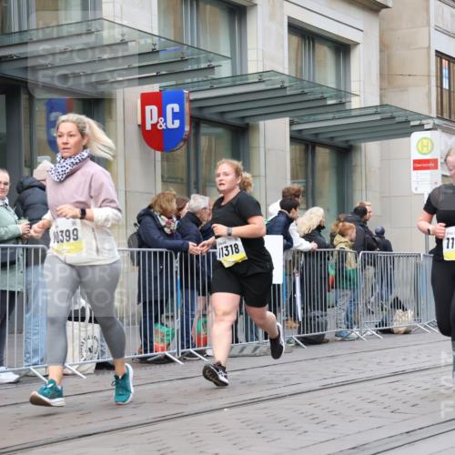 05.10.2025 - 20. swb-Marathon Bremen Strokosch-Dieckow http://msf.ph/oto/9272809 05.10.2025 11:10:34 Ziel 9572, 9664, 9804, 9984, 10399, 10415, 10665, 10861, 10962, 11157, 11161, 11318, 11395, 11544, 11560, 9572, 9664, 9804, 9984, 10399, 10415, 10665, 10861, 10962, 11157, 11161, 11318, 11395, 11544, 11560 meine-sportfotos.de
