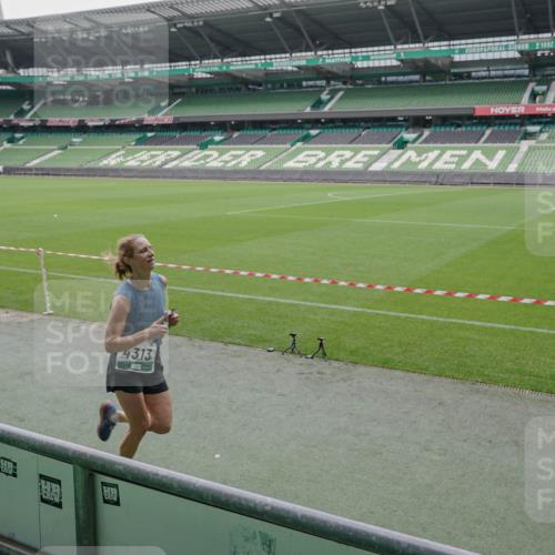 05.10.2025 - 20. swb-Marathon Bremen Michael Burmester http://msf.ph/oto/9272820 05.10.2025 12:47:30 Laufen im Stadion 223, 265, 344, 346, 391, 442, 502, 505, 545, 564, 656, 770, 818, 862, 1205, 1635, 1642, 1646, 2472, 2482, 2613, 2656, 2872, 2939, 3061, 4215, 4255, 4291, 4313, 4966, 4988, 5656, 5831, 6295, 6804, 7070, 7170, 7176, 7492, 8013, 609, 891, 1246, 1521, 3054, 3084, 4758, 4848, 7583 meine-sportfotos.de