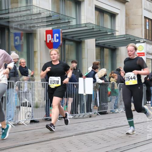 05.10.2025 - 20. swb-Marathon Bremen Strokosch-Dieckow http://msf.ph/oto/9272824 05.10.2025 11:10:34 Ziel 9572, 9664, 9804, 9984, 10399, 10415, 10665, 10861, 10962, 11157, 11161, 11318, 11395, 11544, 11560, 9572, 9664, 9804, 9984, 10399, 10415, 10665, 10861, 10962, 11157, 11161, 11318, 11395, 11544, 11560 meine-sportfotos.de