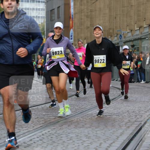 05.10.2025 - 20. swb-Marathon Bremen Strokosch-Dieckow http://msf.ph/oto/9272825 05.10.2025 11:11:08 Ziel 8865, 9245, 9264, 9273, 9664, 9822, 9823, 9836, 9837, 9948, 10614, 11158, 11257, 11580 meine-sportfotos.de
