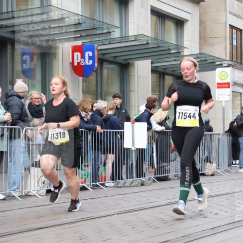 05.10.2025 - 20. swb-Marathon Bremen Strokosch-Dieckow http://msf.ph/oto/9272836 05.10.2025 11:10:34 Ziel 9572, 9664, 9804, 9984, 10399, 10415, 10665, 10861, 10962, 11157, 11161, 11318, 11395, 11544, 11560, 9572, 9664, 9804, 9984, 10399, 10415, 10665, 10861, 10962, 11157, 11161, 11318, 11395, 11544, 11560 meine-sportfotos.de