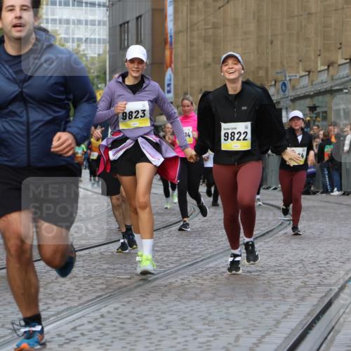 05.10.2025 - 20. swb-Marathon Bremen Strokosch-Dieckow http://msf.ph/oto/9272853 05.10.2025 11:11:08 Ziel 8865, 9245, 9264, 9273, 9664, 9822, 9823, 9836, 9837, 9948, 10614, 11158, 11257, 11580 meine-sportfotos.de