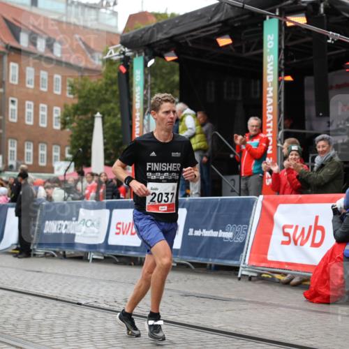 05.10.2025 - 20. swb-Marathon Bremen Yannick Fuchs http://msf.ph/oto/9272863 05.10.2025 12:20:31 Ziel 2037 meine-sportfotos.de