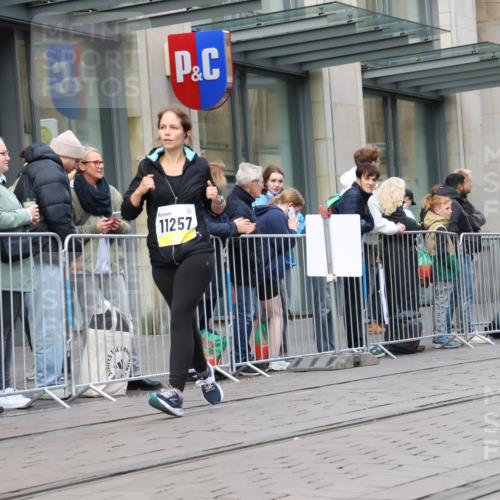 05.10.2025 - 20. swb-Marathon Bremen Strokosch-Dieckow http://msf.ph/oto/9272881 05.10.2025 11:10:39 Ziel 8865, 9245, 9664, 9822, 9823, 9836, 9837, 9948, 9984, 10399, 10415, 10861, 11161, 11257, 11318, 11395, 11544, 11560, 8865, 9245, 9664, 9822, 9823, 9836, 9837, 9948, 9984, 10399, 10415, 10861, 11161, 11257, 11318, 11395, 11544, 11560 meine-sportfotos.de