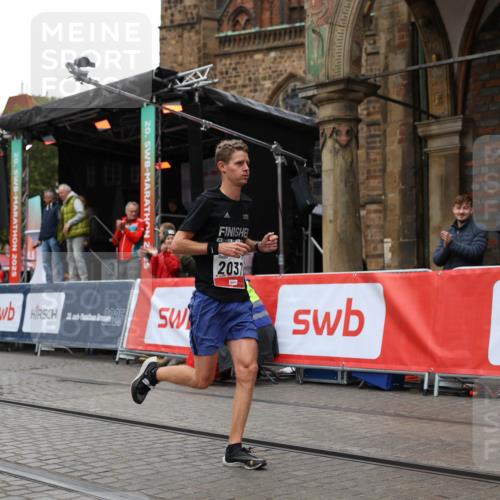 05.10.2025 - 20. swb-Marathon Bremen Yannick Fuchs http://msf.ph/oto/9272891 05.10.2025 12:20:32 Ziel 2037 meine-sportfotos.de