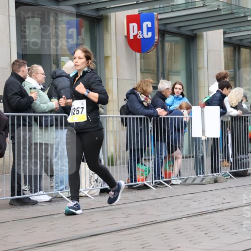 05.10.2025 - 20. swb-Marathon Bremen Strokosch-Dieckow http://msf.ph/oto/9272893 05.10.2025 11:10:40 Ziel 8865, 9245, 9664, 9822, 9823, 9836, 9837, 9948, 9984, 10399, 10415, 10861, 11161, 11257, 11318, 11395, 11544, 11560, 11580, 8865, 9245, 9664, 9822, 9823, 9836, 9837, 9948, 9984, 10399, 10415, 10861, 11161, 11257, 11318, 11395, 11544, 11560, 11580 meine-sportfotos.de
