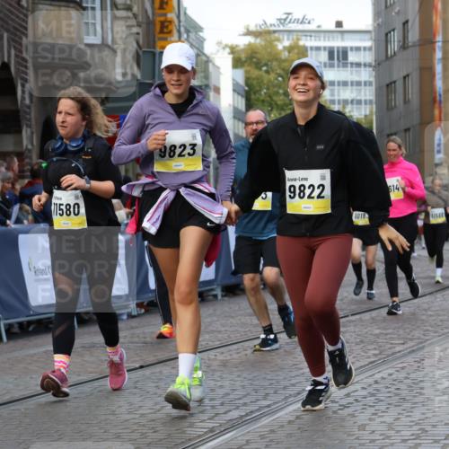 05.10.2025 - 20. swb-Marathon Bremen Strokosch-Dieckow http://msf.ph/oto/9272920 05.10.2025 11:11:10 Ziel 8865, 9245, 9264, 9273, 9479, 9664, 9822, 9823, 9836, 9837, 9948, 10183, 10614, 11158, 11257, 11568, 11578, 11580 meine-sportfotos.de